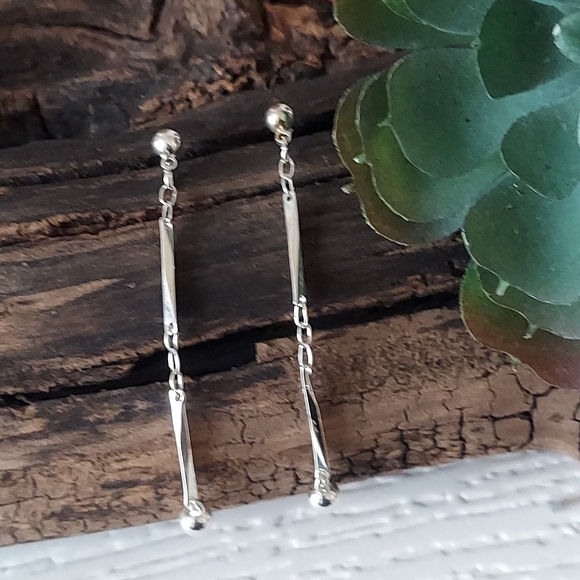 E1842 Minimalist Silvertone Dangle Bar Earrings - Picture 9 of 11